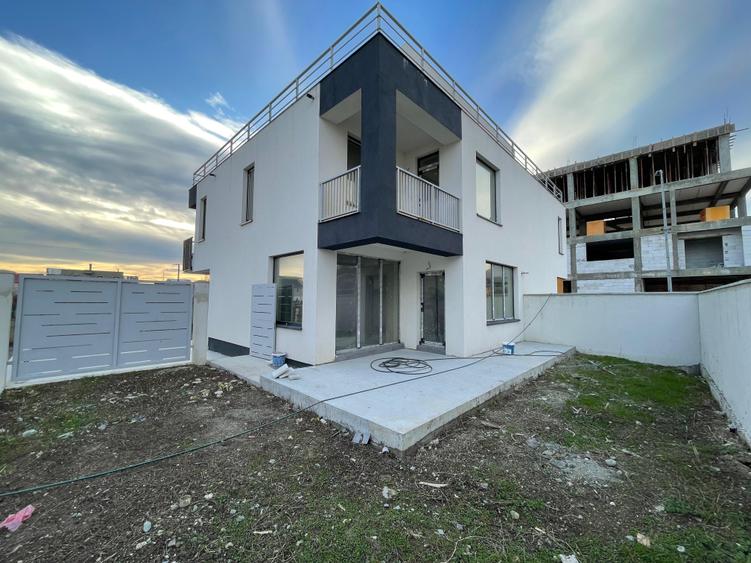 Duplex cu 4 camere cu Canalizare în Palazu Mare