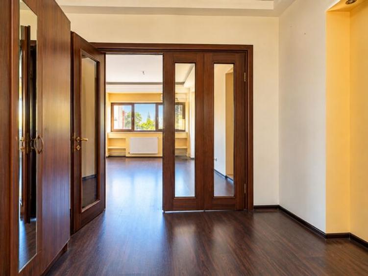 Apartament cu 3 camere semidecomandat în P-ța Romană