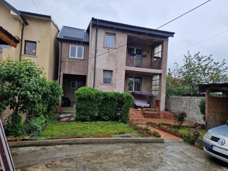 Casă individuală cu 6 camere cu Canalizare în Drumul Taberei
