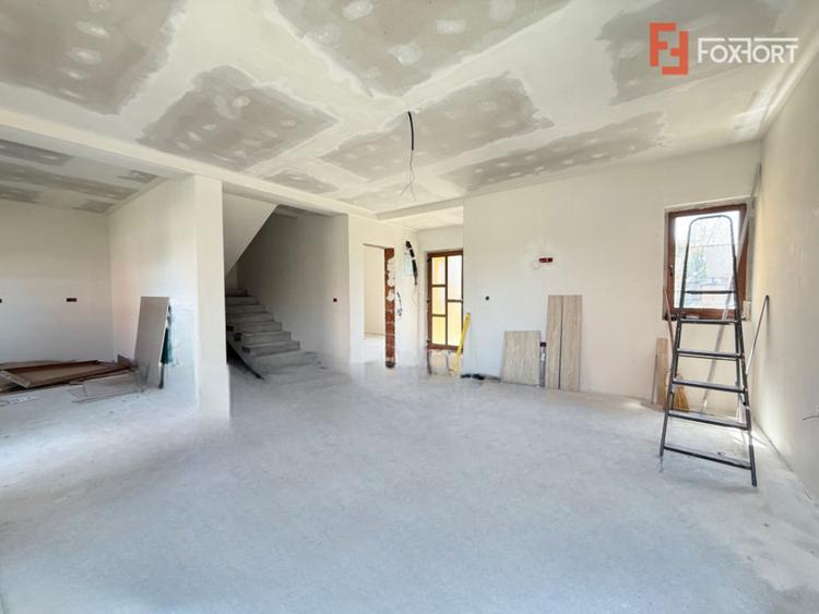 Casă cu 5 camere cu Teren 348 Mp în Săcălaz