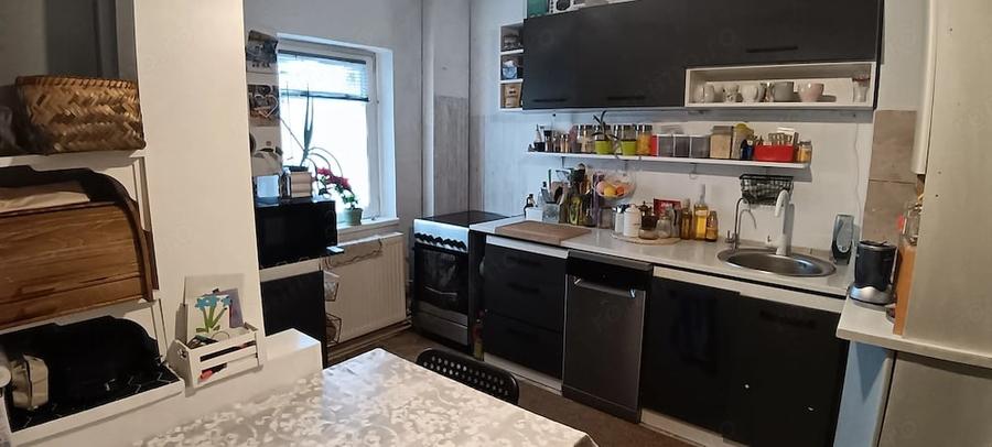 Apartament cu 4 camere decomandat în Confecții