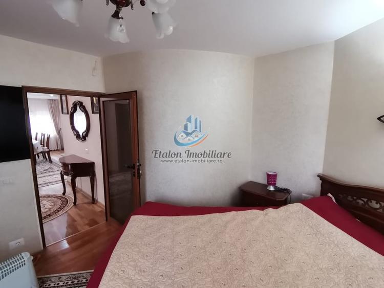Casă individuală cu 7 camere cu Teren 1066 Mp în Periferie