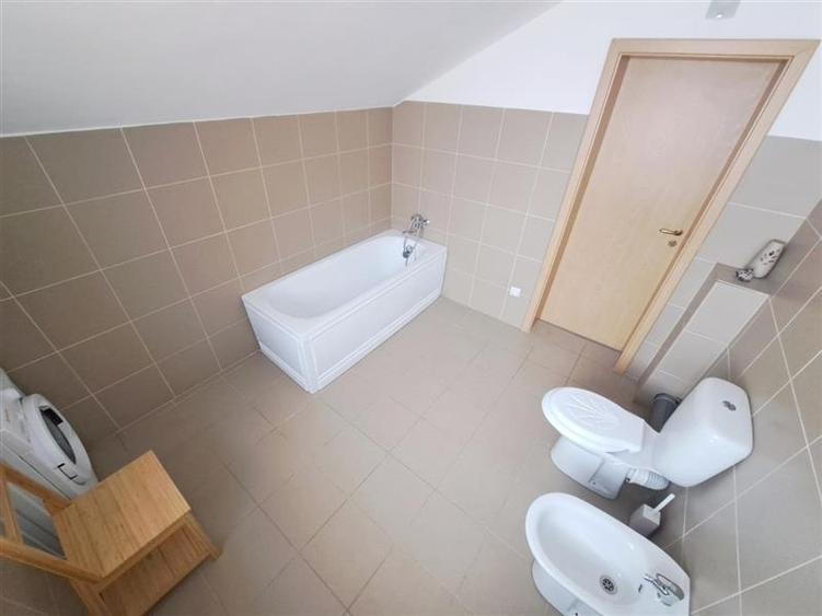 Apartament cu 4 camere decomandat, mobilat în Florești