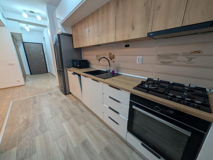 Apartament cu 3 camere semidecomandat în Drumul Taberei