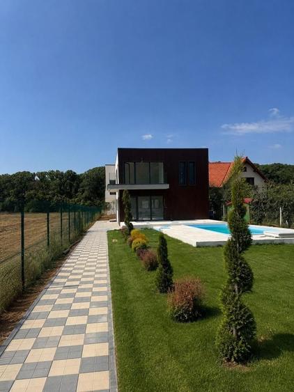 Casă individuală cu 4 camere cu Piscina în Ghermănești