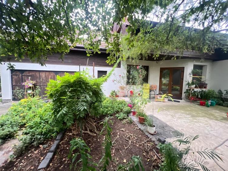 Casă individuală cu 8 camere cu Canalizare în Giarmata