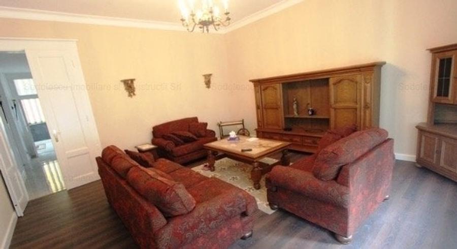 Apartament cu 3 camere semidecomandat, mobilat în Sinaia