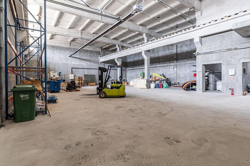 Spațiu industrial, de 837 mp, în Est