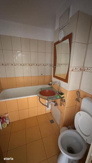 Apartament cu 4 camere semidecomandat în Colentina