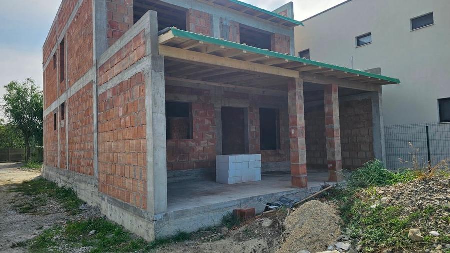 Casă individuală cu 5 camere cu Canalizare în Mărăcineni