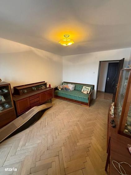 Apartament cu 3 camere decomandat în Calea București