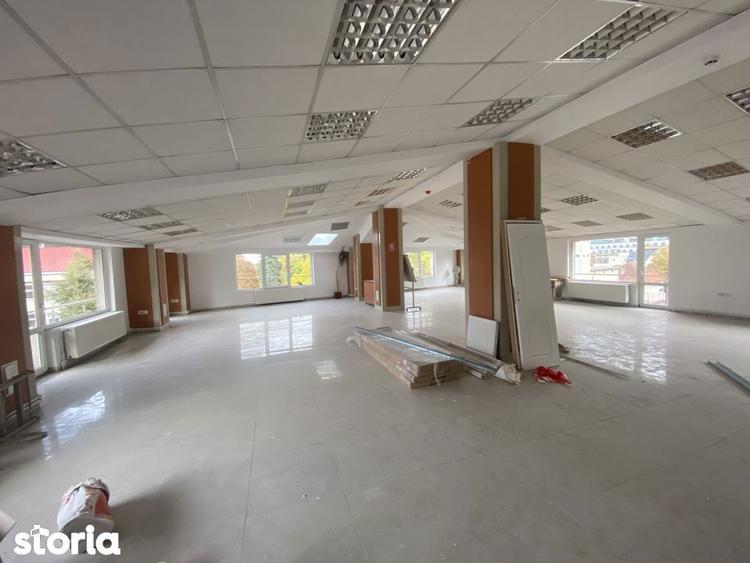 Spațiu comercial, de 250 mp, în Tractorul