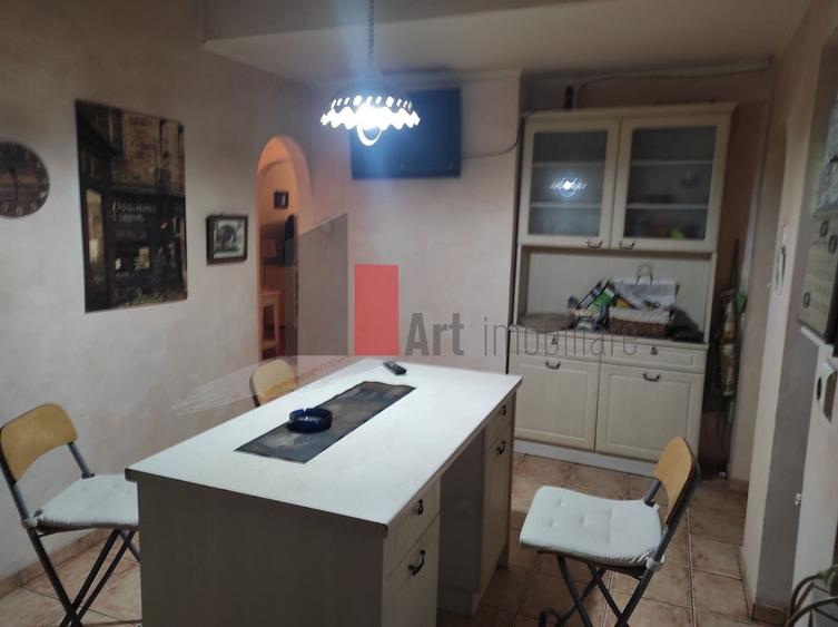 Apartament cu 3 camere semidecomandat în Universitate
