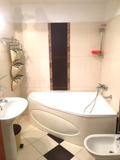 Apartament cu 3 camere semidecomandat în Aviației