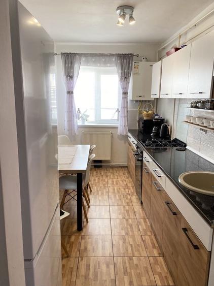 Apartament cu 3 camere decomandat în Florilor
