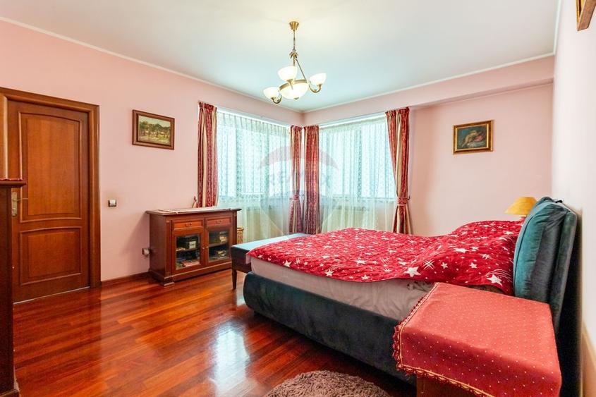 Casă individuală cu 7 camere cu Teren 3249 Mp în Central
