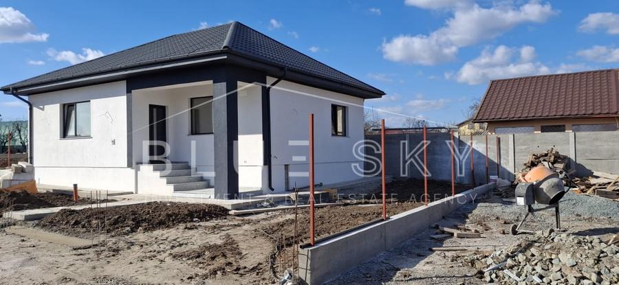 Casă individuală cu 3 camere cu Canalizare în Lumina