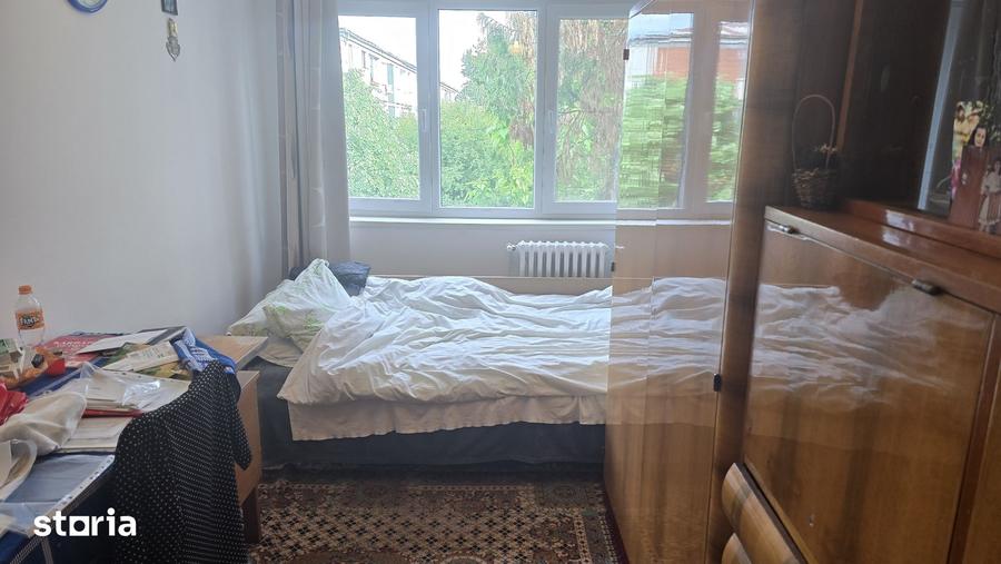 Apartament cu 3 camere semidecomandat în Gojdu