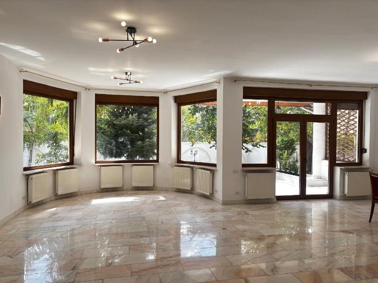 Casă individuală cu 5 camere cu Canalizare în Herăstrău