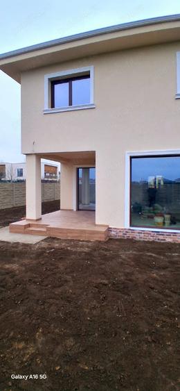 Casă cu 5 camere cu Teren 392 Mp în Dumbrăvița