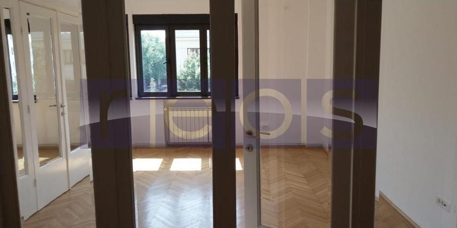 Apartament cu 5 camere semidecomandat, mobilat în Amzei