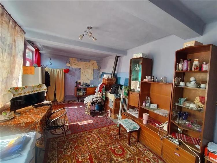 Casă individuală cu 6 camere cu Teren 585 Mp în Periferie