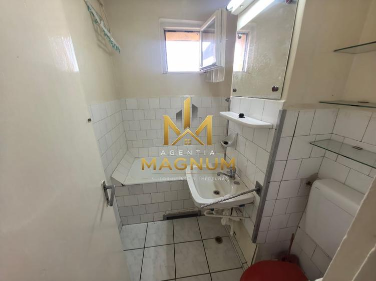 Apartament cu 3 camere semidecomandat în Decebal