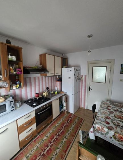 Apartament cu 3 camere decomandat în Girocului