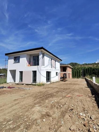 Casă cu 4 camere cu Teren 350 Mp în Central
