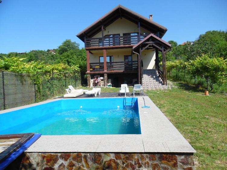 Casă cu 5 camere cu Canalizare în Călugareni