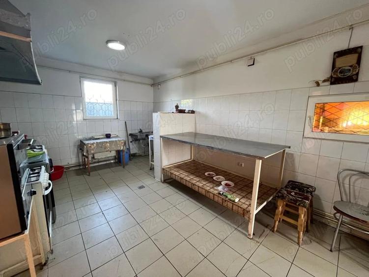 Spațiu comercial, de 250 mp, în Coman
