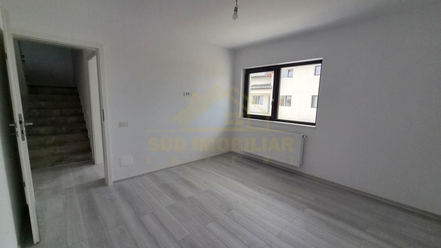 Duplex cu 7 camere cu Canalizare în Central