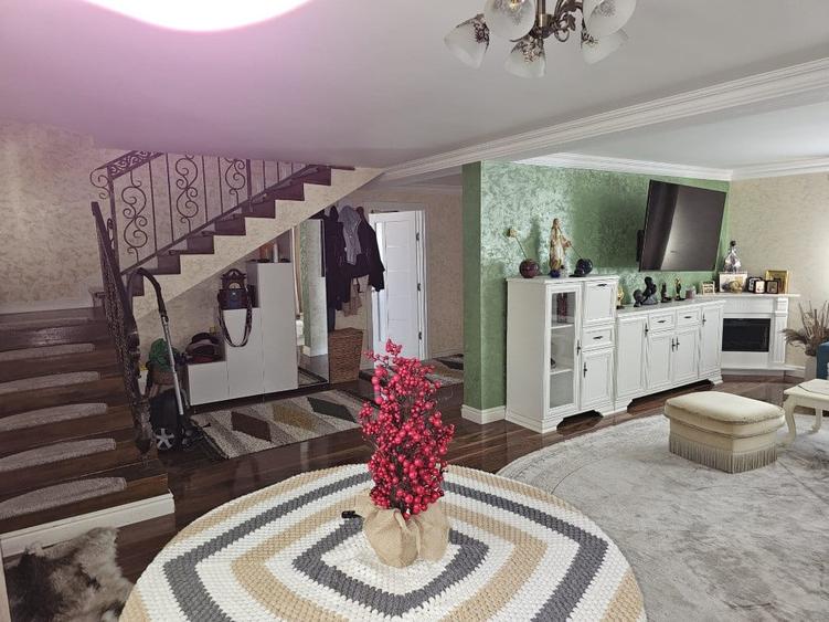 Casă cu 4 camere cu Teren 2000 Mp în Central