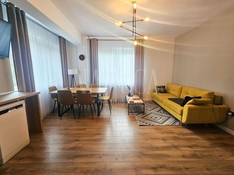 Apartament cu 3 camere semidecomandat în Florești
