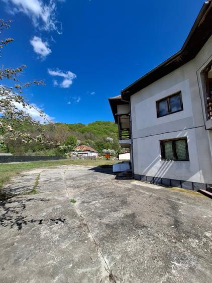 Casă individuală cu 6 camere cu Teren 3329 Mp în Olănești