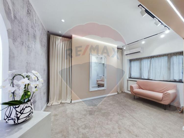 Apartament cu 3 camere semidecomandat în P-ța Dorobanți