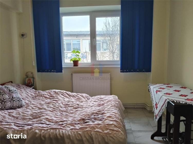 Apartament cu 3 camere decomandat în Obor
