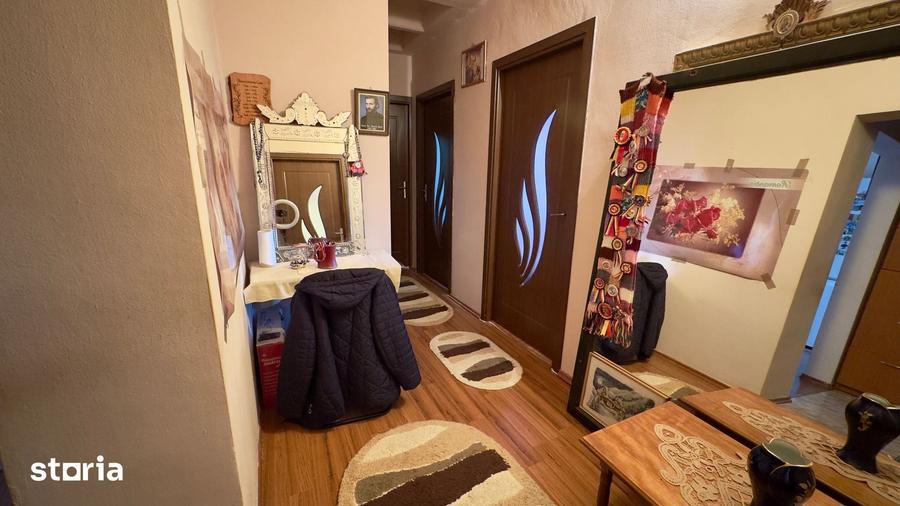 Apartament cu 3 camere decomandat în Cetate