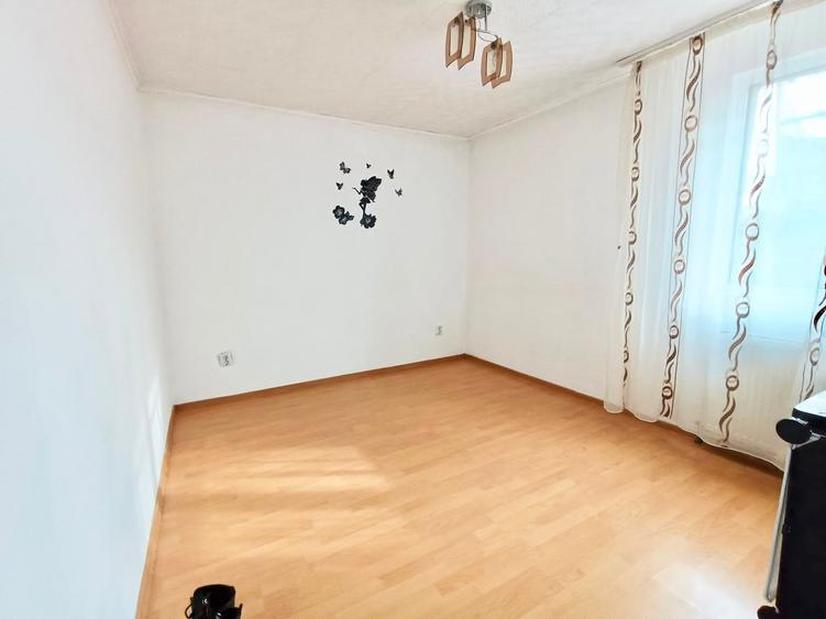 Casă individuală cu 7 camere cu Canalizare în Lujerului
