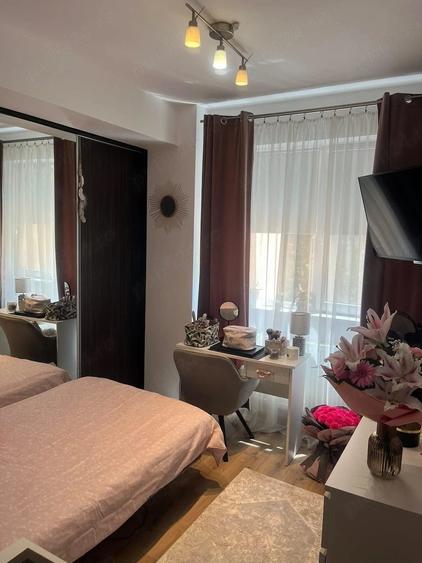 Apartament cu 3 camere decomandat în Roșu
