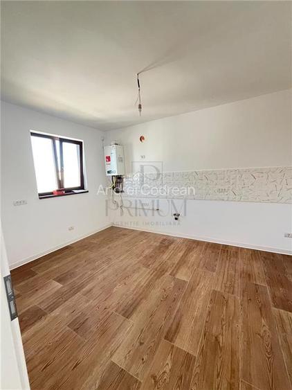 Giroc - Duplex despartit prin carport - 4 Camere - 2 Bai - Zona buna
