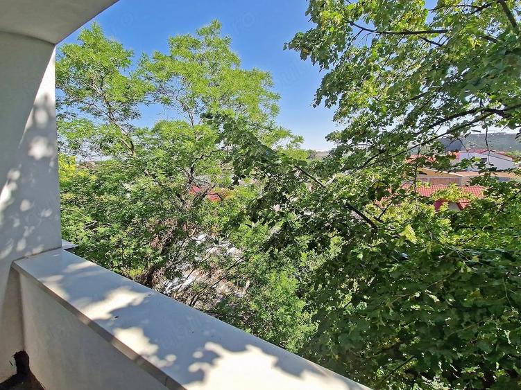 Apartament cu 3 camere semidecomandat în Giulești