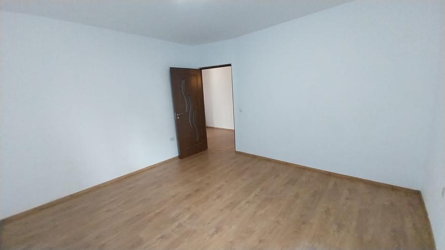 Apartament cu 3 camere semidecomandat în Florești
