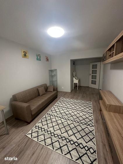 Apartament cu 3 camere în Apărătorii Patriei