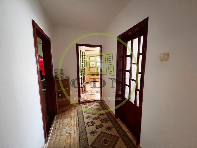 Apartament cu 3 camere decomandat, mobilat în Rovine