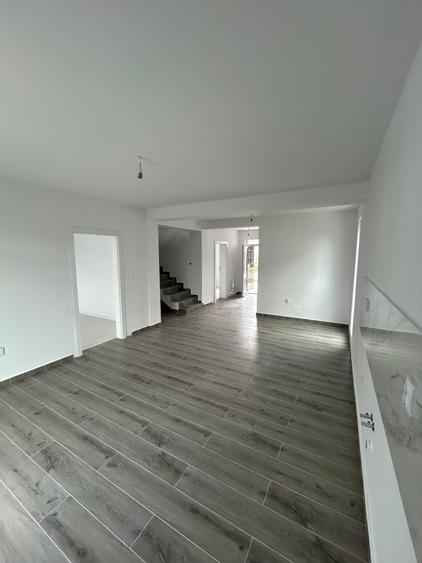 Casă cu 3 camere cu Canalizare în Giroc