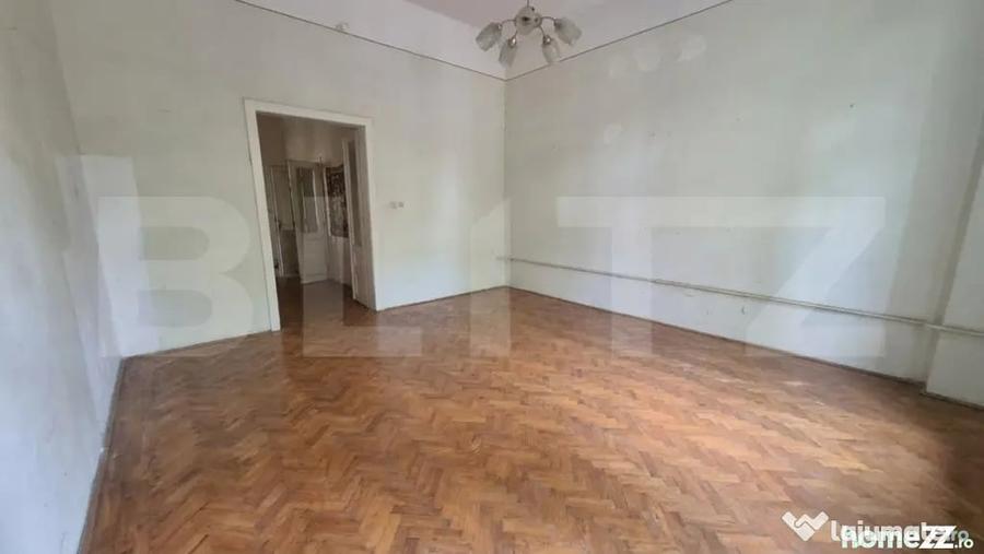 Apartament cu 4 camere semidecomandat în Central