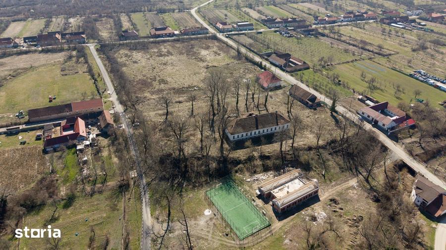 Casă cu 8 camere cu Teren 7235 Mp în Traian Vuia