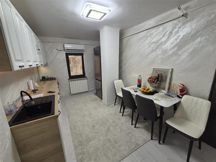 Apartament cu 3 camere decomandat în Calarași 4