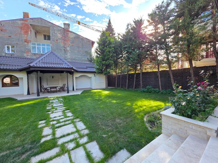 Casă individuală cu 9 camere cu Garaj în Timpuri Noi